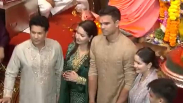 Sachin Tendulkar, Along With Sara & Arjun And Wife Anjali Visit Lalbaugcha Raja | Watch | Cricket News